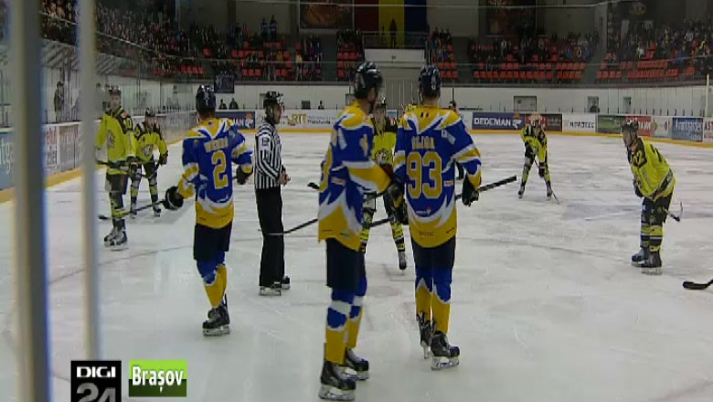 HOCHEI. Corona isi completeaza lotul Imagine