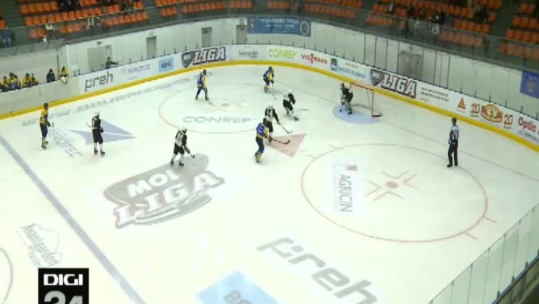 HOCHEI. Victorie lejera pentru Corona Imagine