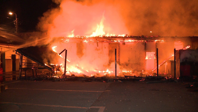 Hooters Pub in flacari! Celebrul bar din Timisoara, distrus intr-un incendiu Imagine