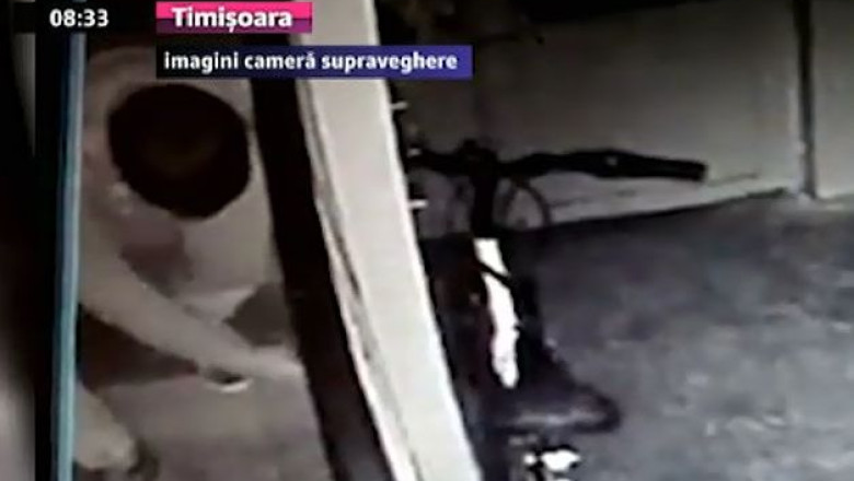 Hot de biciclete, identificat cu ajutorul Facebook. Furtul a fost filmat de camerele de supraveghere instalate in scara blocului Imagine