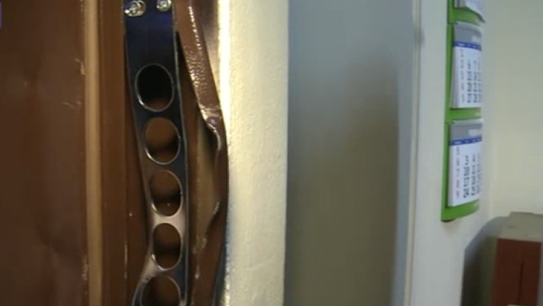 Hot sa fii, ghinion sa ai. Au spart sediile Primariei si Postei si au furat un seif gol Imagine