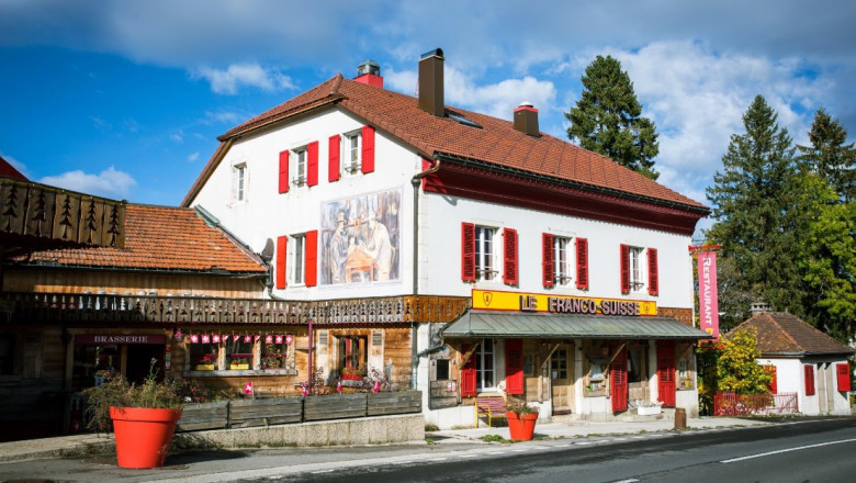 Hotelul din Europa unde poti dormi cu capul intr-o tara si cu picioarele in alta tara Imagine