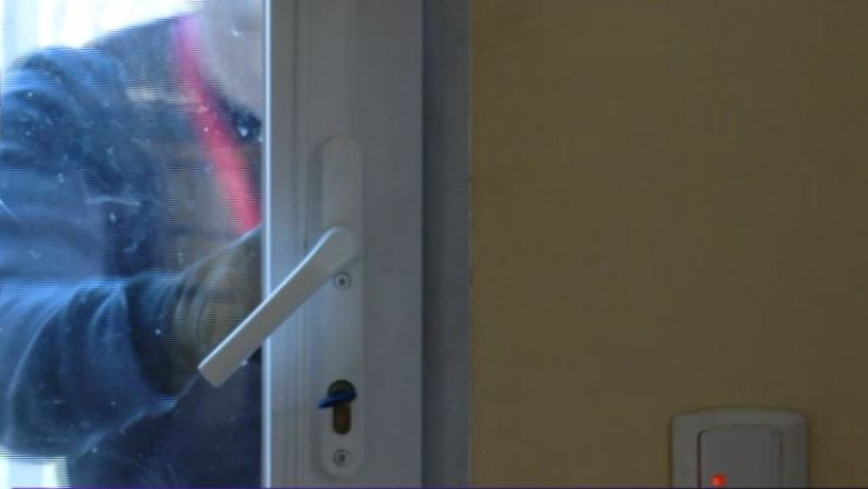 Hoti ecologisti. Au furat 5.000 de euro dintr-o casa din Radauti si au stins luminile lasate aprinse Imagine