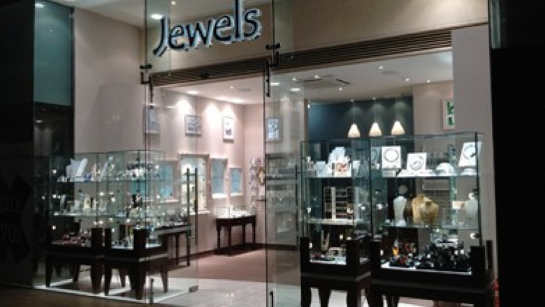 Hotii au furat bijuterii in valoare de peste doua milioane de euro dintr-un magazin din Paris Imagine