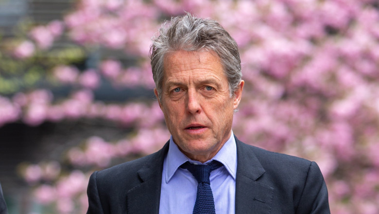 Hugh Grant acuza tabloidul The Sun ca ar fi angajat detectivi particulari care sa ii sparga apartamentul si sa il spioneze Imagine