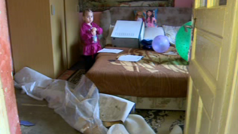 HUSI. Condamnati de autoritati sa traiasca in casa care se prabuseste Imagine