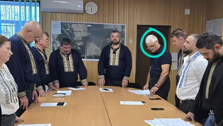 Ia traditionala, motiv de scandal la o primarie din Prahova. Un consilier care refuza sa o poarte nu si-a primit indemnizatia de 4 luni Imagine