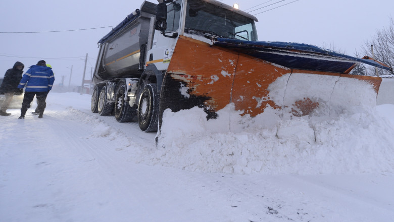 Iarna grea. Autostrada Bucuresti-Pitesti a fost redeschisa. A2, A3 si 24 de drumuri nationale raman inchise Imagine