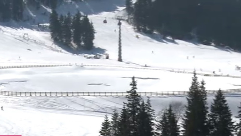 IARNA GREA. Turisti blocati intr-o statiune din Arges din cauza unei avalanse Imagine