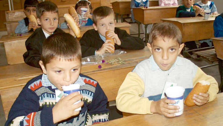 Iasi. 13 copii s-au intoxicat la scoala, dupa ce au mancat cornuri si lactate expirate  Imagine