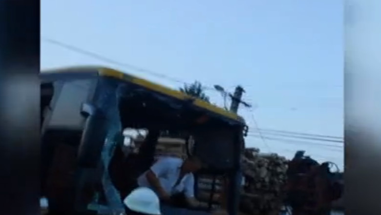 IASI.Accident de autocar, 14 raniti. Vehiculul a fost izbit in plin de un bustean cazut dintr-un camion Imagine