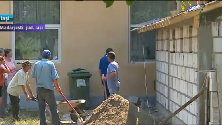 IASI. Cheta pentru conditii mai bune. Localnicii unei comune au modernizat o scoala din fonduri proprii Imagine