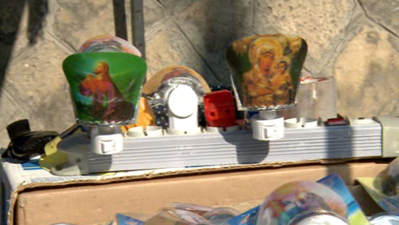 IASI. Comerciantii vand in jurul Mitropoliei aparate impotriva tantarilor imprimate cu chipuri de sfinti  Imagine