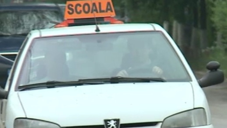 IASI. Cursantii iau lectii de ocolit gropile la scolile de soferi Imagine
