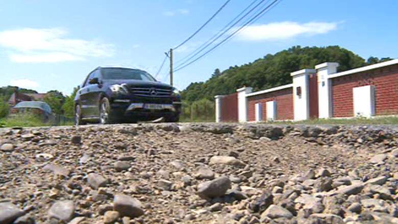 IASI. In timp ce consilierii se cearta pe analiza drumurilor, soselele raman neasfaltate Imagine