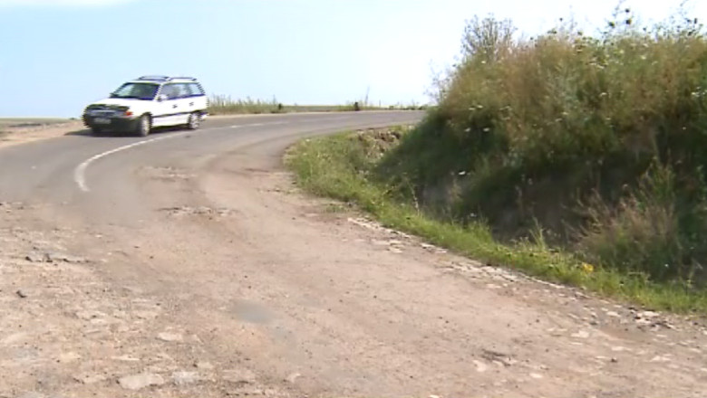 IASI. Inaugurare cu fast la reabilitarea a 7 kilometri de drum judetean Imagine