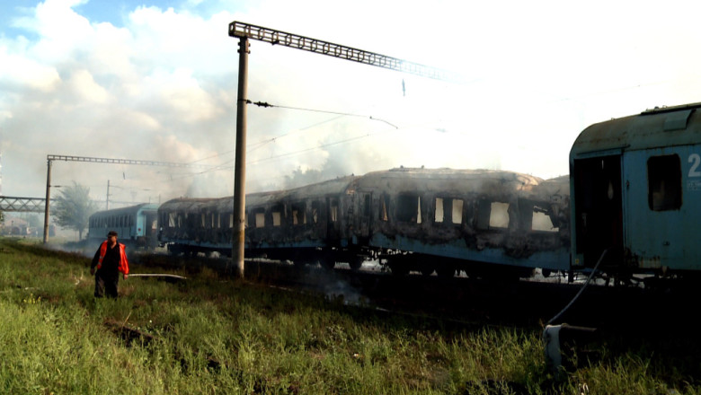 IASI. Incendiu la Gara Mare. Patru vagoane de tren de pe o linie dezafectata au luat foc Imagine