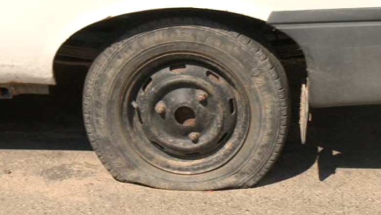 IASI. Locuitorii din Targu Frumos spera sa-i prinda singuri pe vandalii care au taiat zeci de cauciucuri la masini Imagine