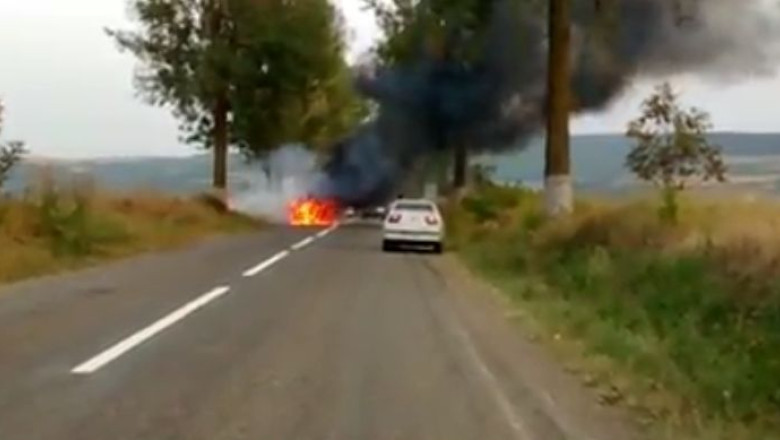 IASI. O masina a luat foc in mers. Nu au fost victime, insa autoturismul a ars in totalitate Imagine