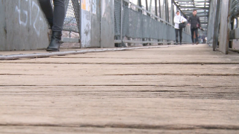 IASI. Pasarela periculoasa pentru pietoni. Un pod care uneste doua cartiere este plin de gauri si cu scanduri putrezite Imagine