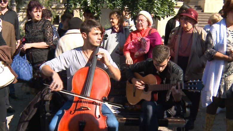 IASI. Reprezentatie cu scandal. Un politist local a starnit revolta, dupa ce a oprit un spectacol stradal Imagine