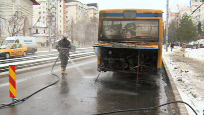 IASI. Riscurile unei calatorii cu mijloacele de transport in comun. Un autobuz a luat foc in mers Imagine