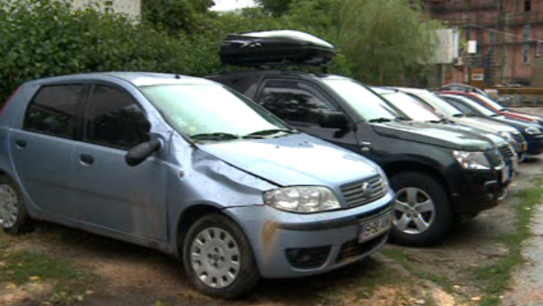 IASI. Trei masini au fost puternic avariate de un copac doborat de vant Imagine