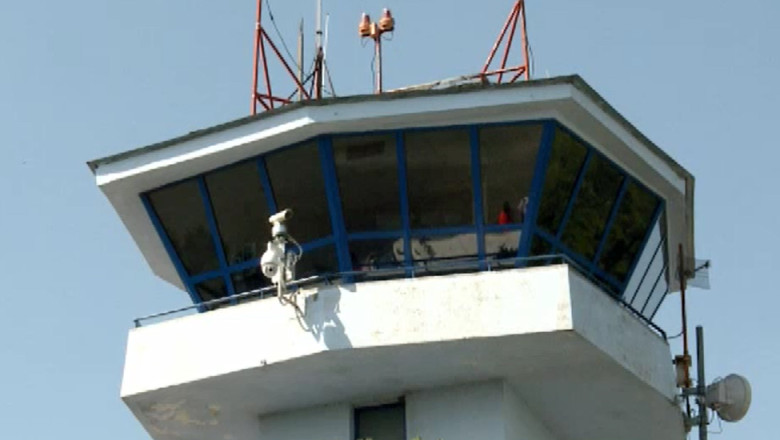 IASI. Un avion a aterizat fara tren de aterizare  Imagine