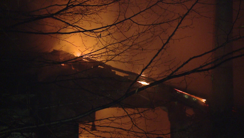 IASI. Un barbat din Popricani si-a dat foc la casa si a injunghiat un pompier Imagine