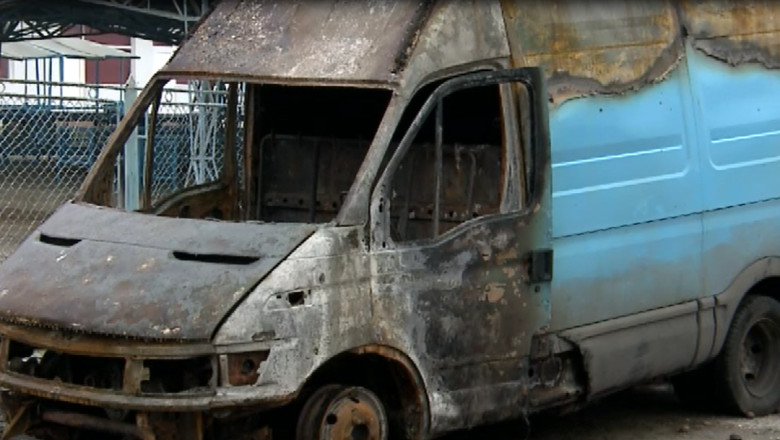 IASI. Un microbuz plin cu marfa a fost mistuit de flacari la Iasi Imagine