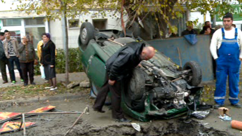 IASI. Un sofer a intrat cu masina intr-o groapa in care lucrau patru muncitori de la Apavital Imagine