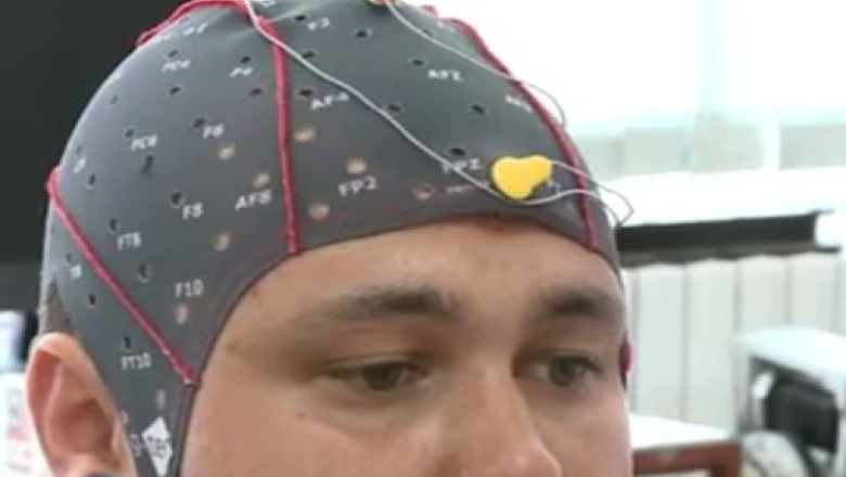 IASI. Un student a creat o casca speciala, care ii ajuta pe pacientii paralizati sa se miste Imagine