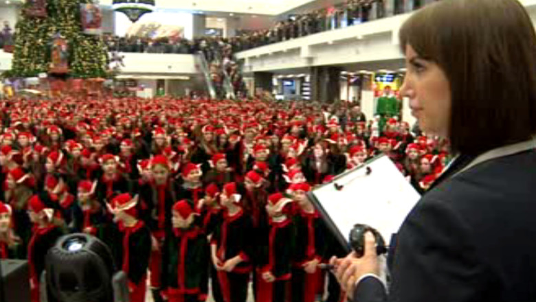 Iasiul a intrat in Cartea Recordurilor cu cel mai mare numar de spiridusi adunati la un loc Imagine