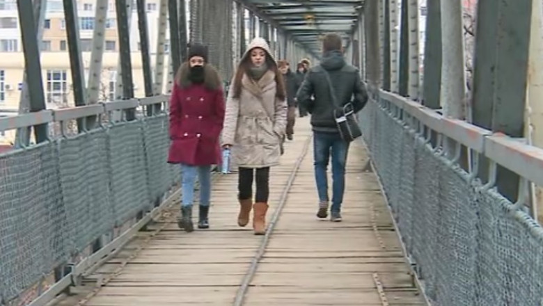 Iesenii isi risca viata in fiecare zi traversand pe o pasarela cu structura ruginita Imagine