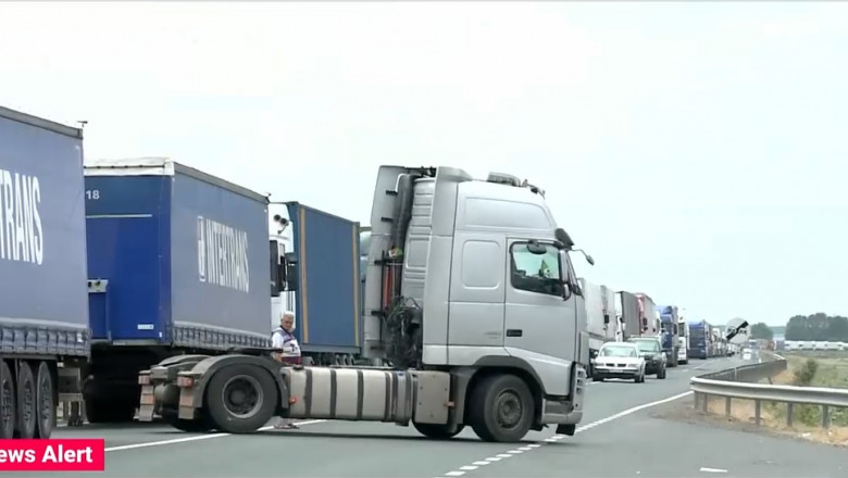 Iesirea din tara spre Moldova a devenit un cosmar. TIR-urile asteapta chiar si 3 zile, coada de pe E87 risca sa ajunga pana in Galati Imagine