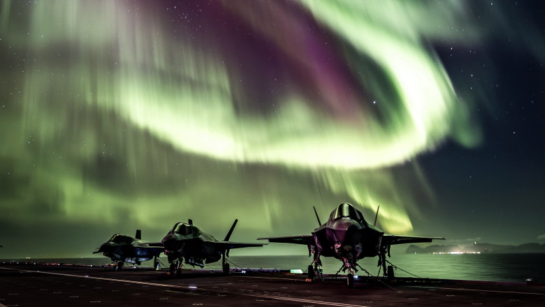 Imagine spectaculoasa: Avioane NATO pe un portavion britanic si Aurora Boreala Imagine