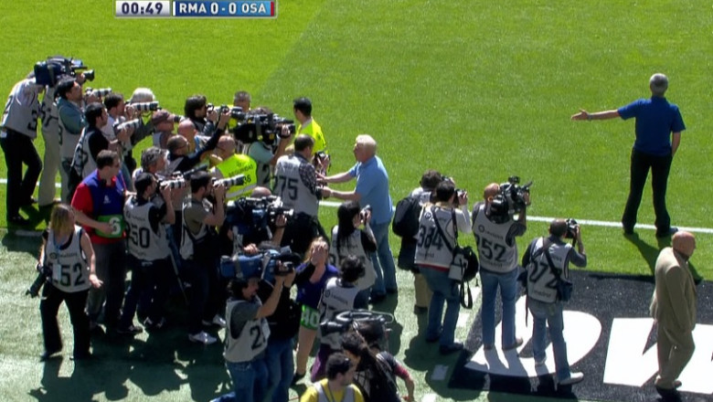 IMAGINEA ZILEI. Mourinho, asaltat de fotoreporteri, la ultimul meci pe banca Realului Imagine
