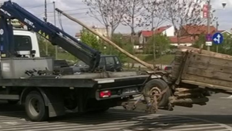 IMAGINEA ZILEI. Si carutele se ridica. Proprietarul unui atelaj a ramas doar cu calul Imagine