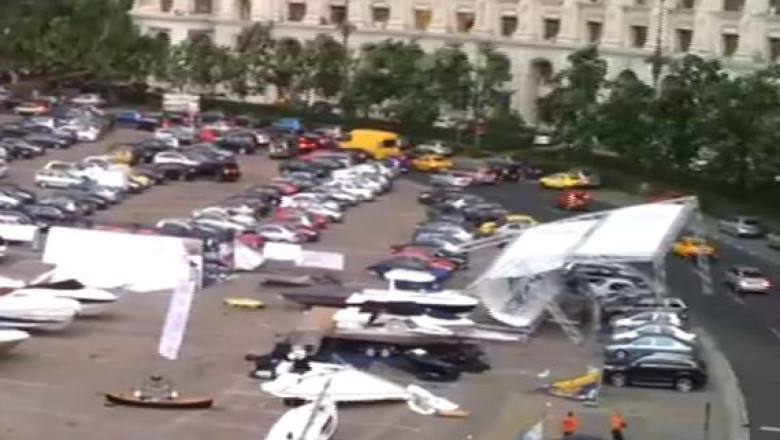 IMAGINI AMATOR. O schela din Piata Constitutiei a fost dusa de vant pe carosabil Imagine