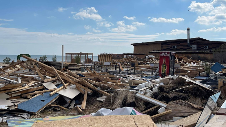 Imagini ca dupa ciclon pe litoral: operatorii de plaje au demolat constructiile, dupa ce contractele de inchiriere au expirat Imagine