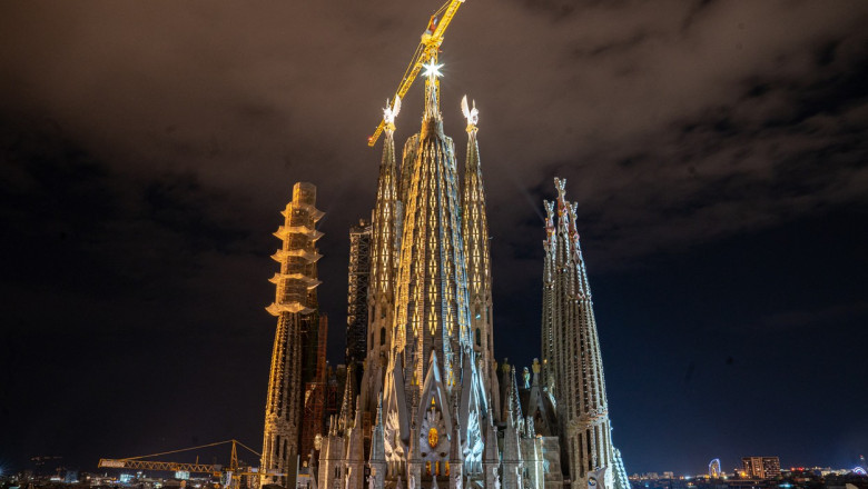Imagini care iti taie rasuflarea. Sagrada Familia din Barcelona a iluminat pentru prima data turnurile evanghelistilor Luca si Marcu Imagine