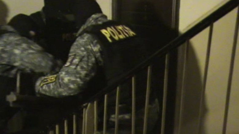 IMAGINI. Cat a rezistat o usa, in fata asaltului mascatilor, in cursul unei descinderi la Timisoara Imagine