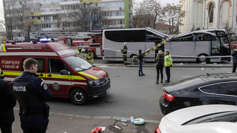Imagini cu autocarul cu turisti straini, chiar inainte de a lovi limitatorul de la Pasajul Unirii. Primele declaratii ale soferului Imagine