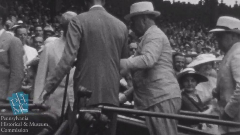 Imagini cu Franklin Roosevelt, deplasandu-se fara caruciorul cu rotile  Imagine