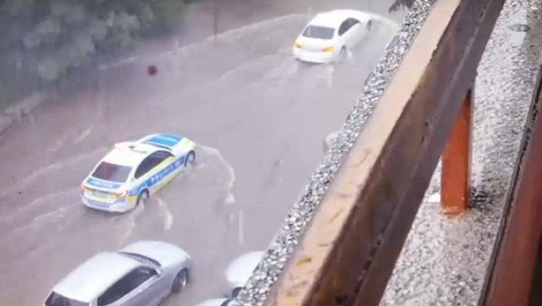 Imagini cu inundatiile devastatoare si viiturile din Romania. Strazile au devenit rauri involburate, apa a ajuns la capota masinilor Imagine