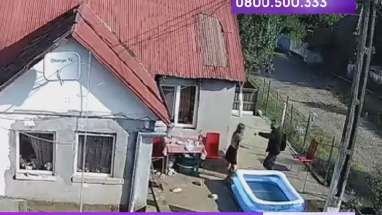 Imagini cu momentul crimei din Mures: Emil Ganj a fost filmat in timp ce intra cu toporul in casa tinerei de 23 de ani Imagine