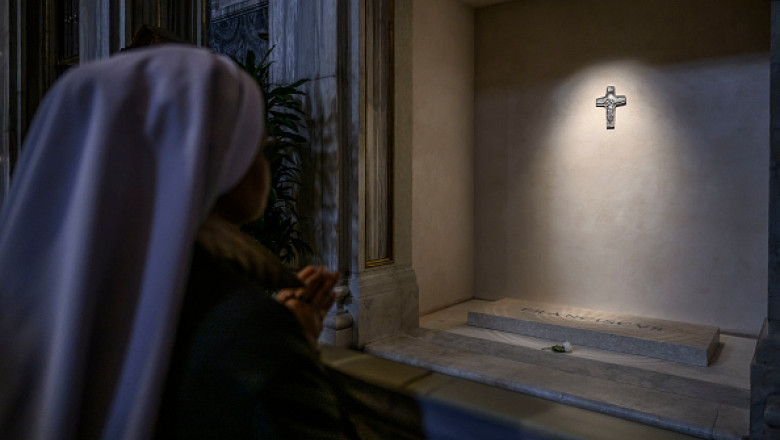 Imagini cu mormantul papei Francisc, publicate de Vatican. Sute de mii de oameni sunt asteptati sa-i aduca un ultim omagiu Imagine