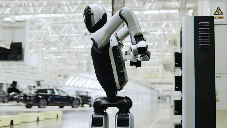 Imagini cu noul robot autonom dezvoltat de chinezi: functioneaza 24 de ore din 24 si isi schimba singur bateriile Imagine