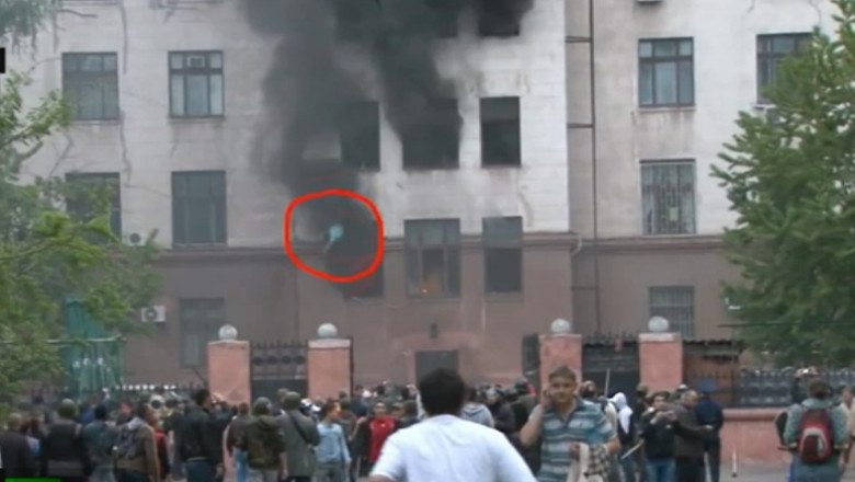 IMAGINI cu oameni care se arunca de la etaj in incendiul de la Odessa. UE cere ancheta independenta Imagine