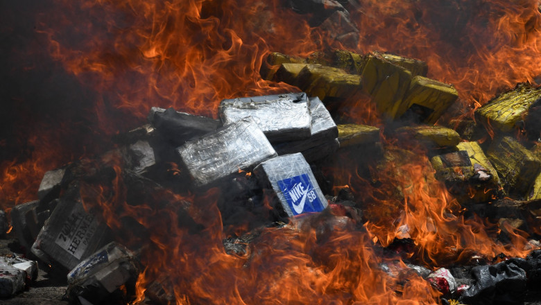 Imagini cu peste 5,6 tone de cocaina, in flacari. Droguri confiscate in acest an au fost arse in Honduras Imagine